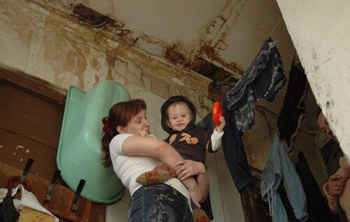 Источник: Google.Бедные люди ростят своих детей в ужасных условиях.