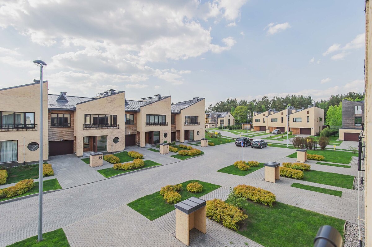 Вид из гостевой спальни таунхауса в центре поселка. Никольский Парк.