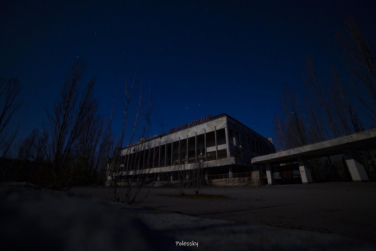 Чернобыльская зона и Припять ночью. Свежие фото заброшенного города под лунным светом