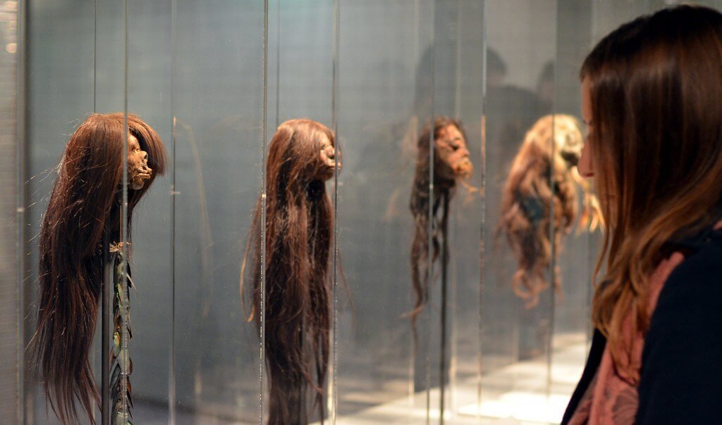 Выставленые в музее сушеные головы тсантса