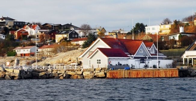 Дом миллиардера на фоне домов простых обывателей. Побольше, с собственным причалом. Но по сути, не особо выделяется. Собственность Уле Гуннара Сульшера. Фото из открытых источников.