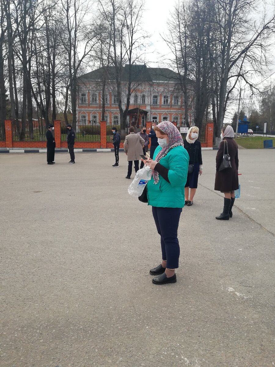 Прихожане Давидовой пустыни, приехали за Святой Водой и Артосом. Внутрь нельзя! Фото из личного архива. 