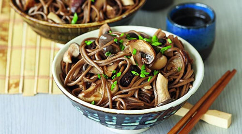 1. Гречневые макароны с грибами и зеленью.  Вам понадобятся: лапша (150-200 грамм), отварные шампиньоны/лисички  (300-400 грамм), репчатый лук (2 шт.), морковь (1-2 шт.), чеснок (3  зубчика), петрушка, укроп, растительное масло (1 ст. ложка), томатная  паста (2 ст. ложки), соль, перец. Приготовление: слегка обжариваем грибы  с тертой морковью, репчатым луком, чесноком и зеленью (в конце  добавляем томатную пасту). Готовую лапшу смешиваем с овощами.