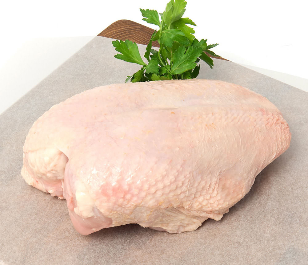 В мясе куриной грудки содержатся необходимые для спортсменов вещества.
Ниацин – витамин, который контролирует уровень холестерина. Он участвует в преобразовании энергии пищи в мышечную энергию. В одной куриной грудке — суточная норма ниацина. Исследования доказывают, что при постоянном поступлении в организм ниацина в достаточном количестве выносливость и сила мышц возрастают.