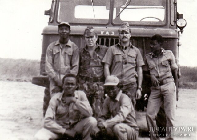 Фотографии - рождающие байки. На фото по центру стоят два советских офицера, которые занимались созданием воздушно-десантных войск в дружественной африканской стране. Что могут подумать "диванные эксперты" глядя на эту фотографию? Только то что эти два офицера  там воевали. Мозамбик. 1988 год