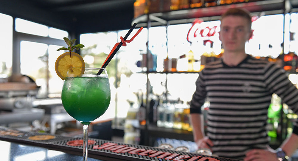 Приехав в Пицунду, мы обратили внимание на молодых парней. Они работали в барах, местных кафе