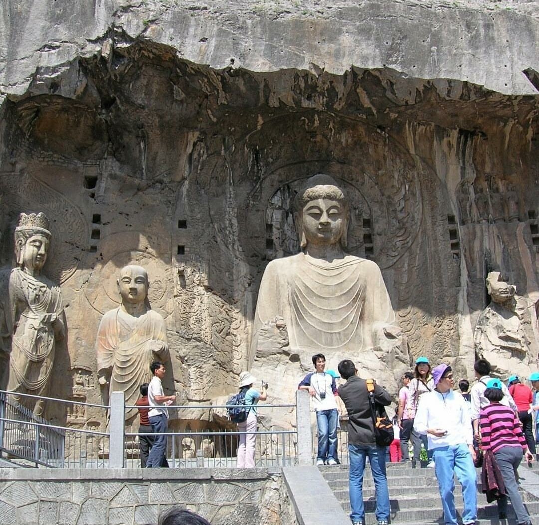 Пещеры будды. Лунмэнь. Статуя Будды.пещерный монастырь Лунмэнь.672-675 гг.. Лоян Будда пещеры Китай. Пещеры Лунмэнь.