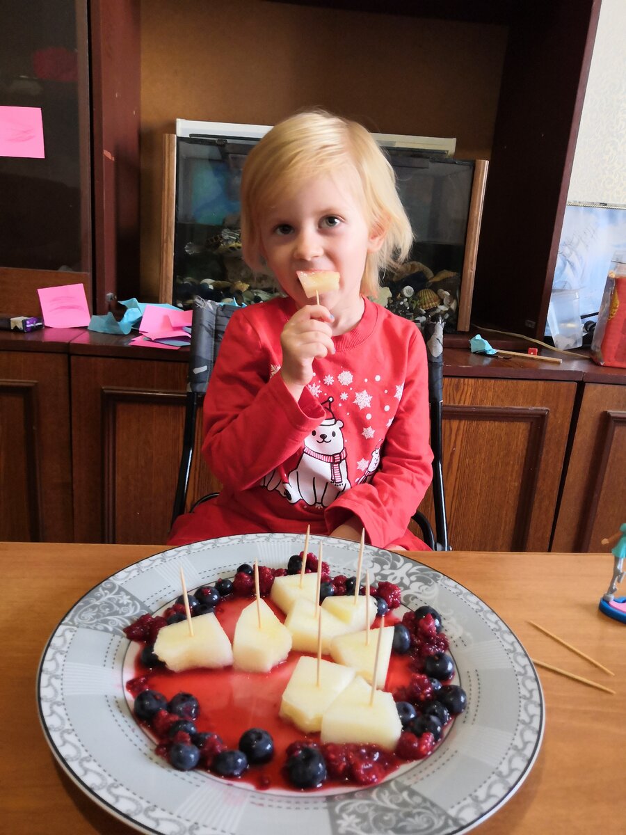 Дыня в ягодном сиропе.