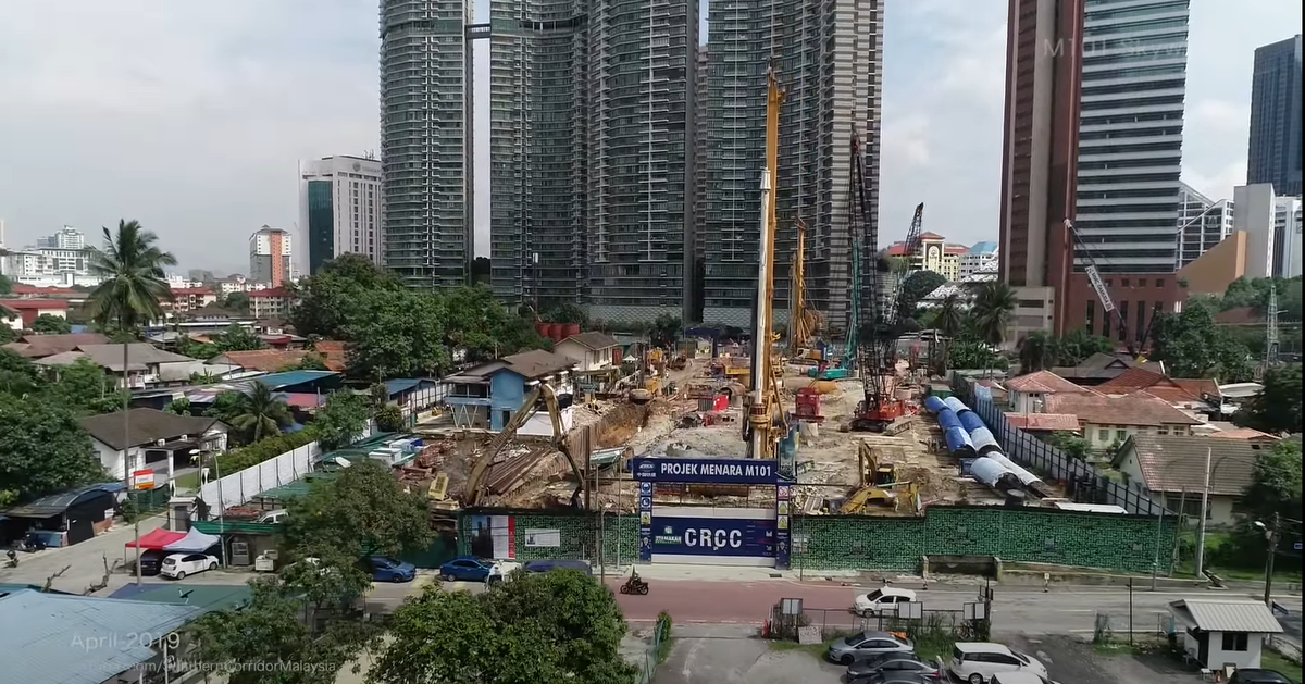 Строительство небоскрёба ведётся вплотную к традиционным домам  (скрин сделан отсюда - https://youtu.be/KrKl30SqYMU)