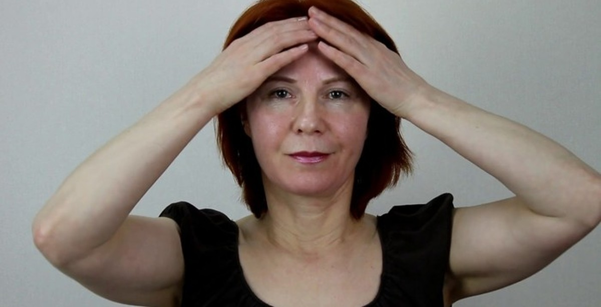 Кадр из фильма. Медсестра Клиники щитовидной железы, Татьяна Денисова, показывает упражнения "Зарядки щитовидной железы" 