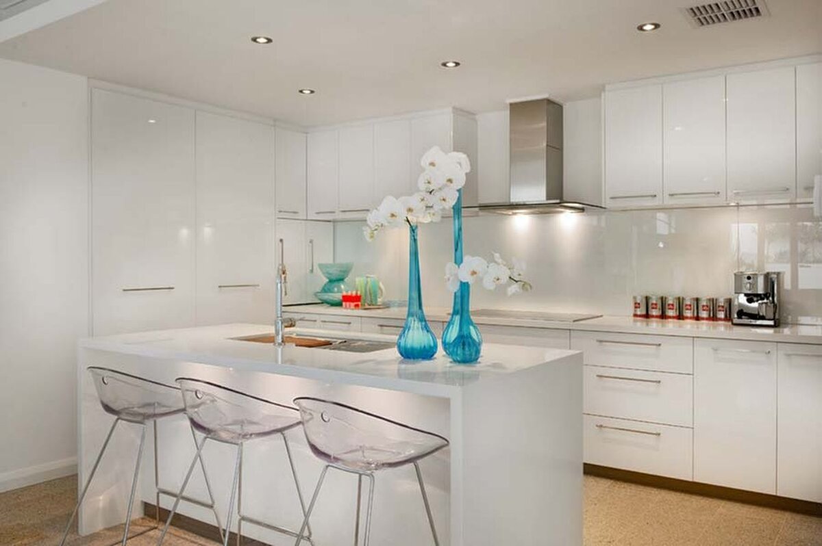 Современный дизайн кухни в стиле минимализм.