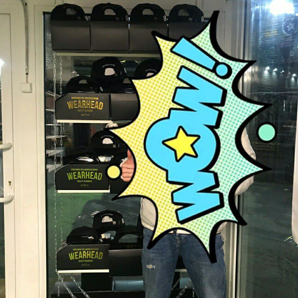 Стенд с кепками.