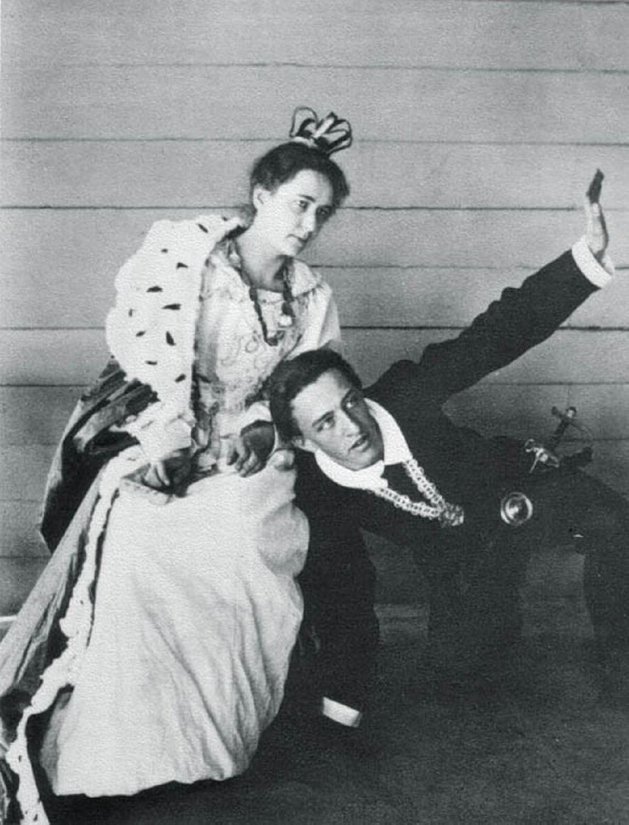 Мы привыкли видеть Блока с руками крест накрест. Но вот на этой фотографии Александр Александрович их расскрыл, да еще как!