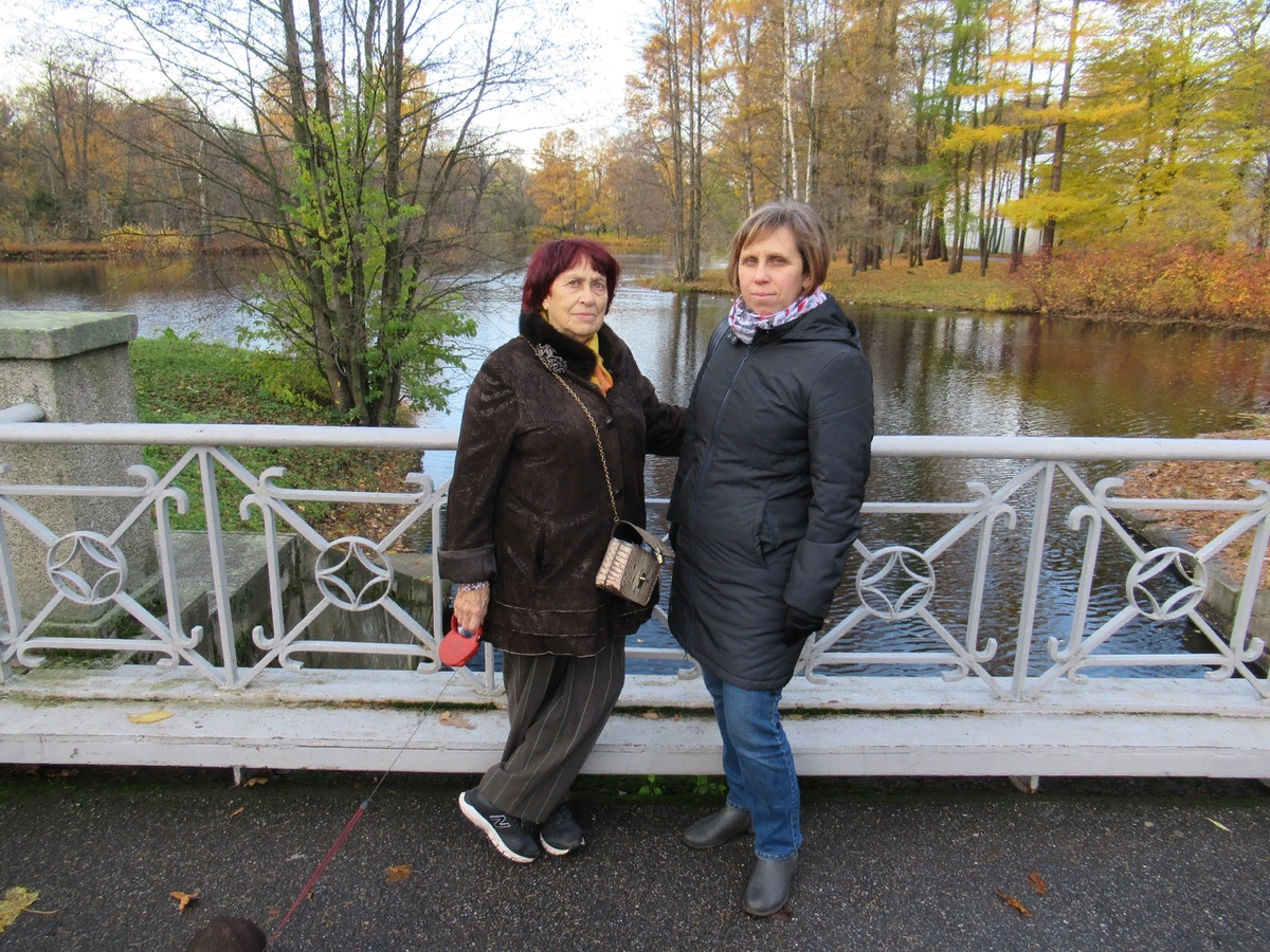 Это мы  в ЦПКиО.Нашла фото в ВК у Анюты.Забрала!!! Петр фотографировал. Конечно сразу видно  - не фотограф! Сенечки виден только маленький кусочек. И я стою толстенькая такая.. А я не такая!! )))