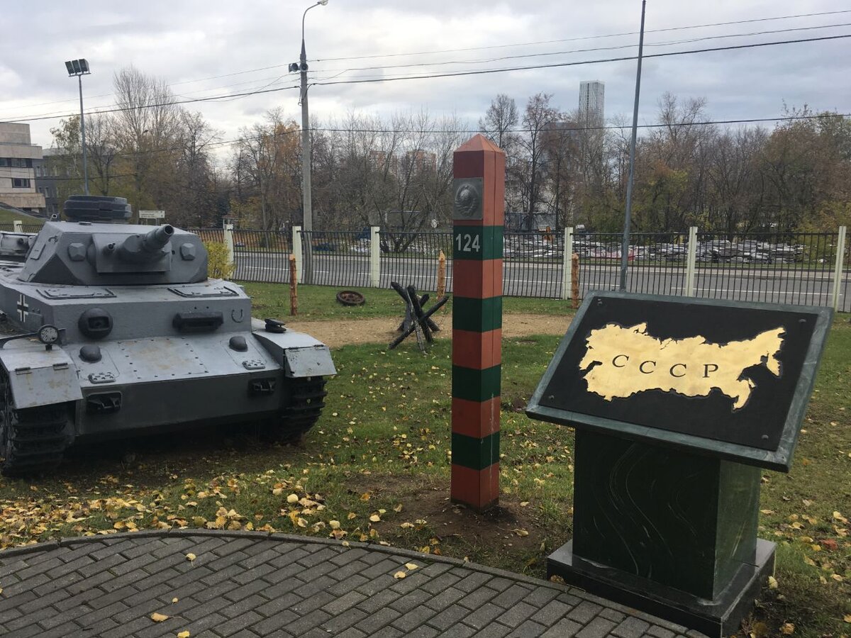 Немецкий танк Panzer IV приближается к границам СССР