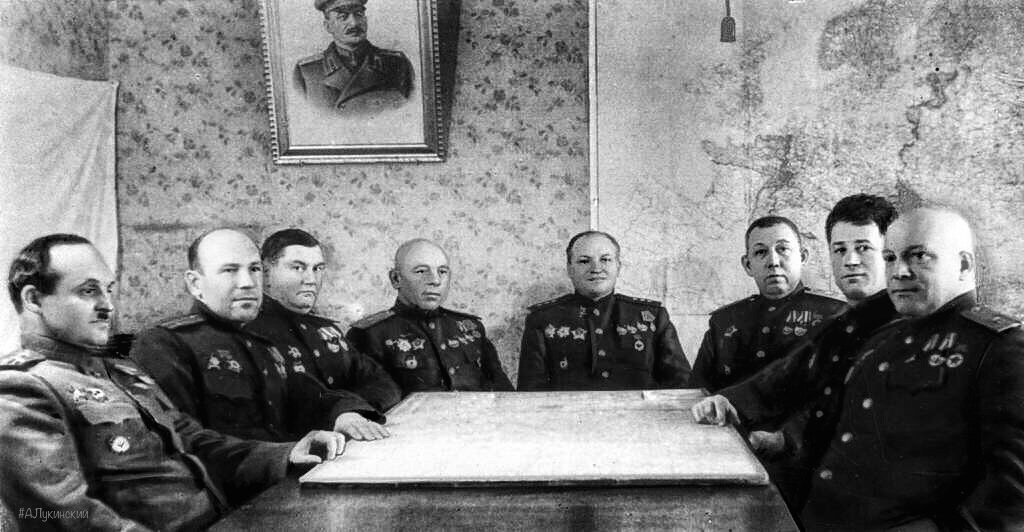 Командовал 5 й армией. Командующий 10-й армии к. а. Ворошилов. Командующие Рокоссовский, Малиновский, Ватутин. Командующие фронтами 1945.