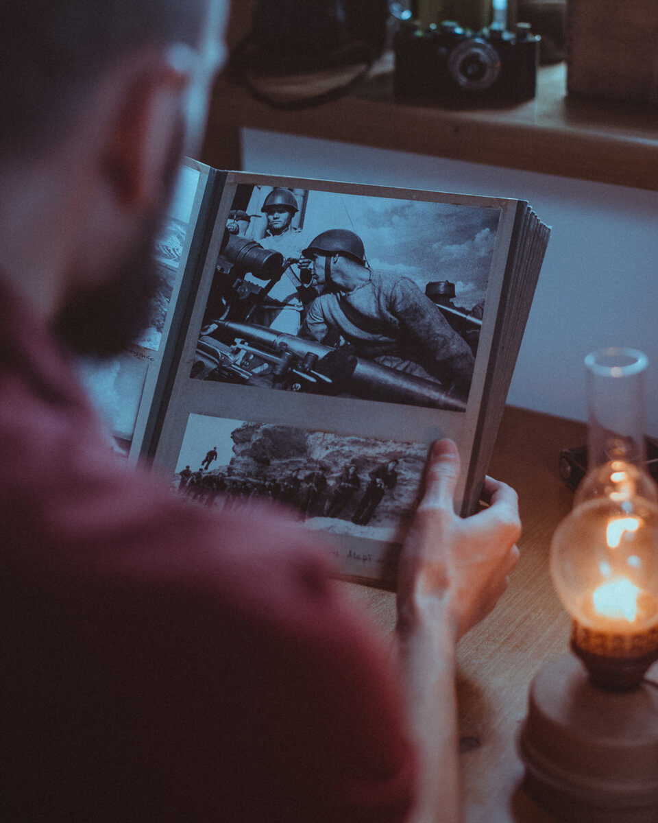 Листаю военный альбом, составленный и подписанный рукой автора снимков в нем