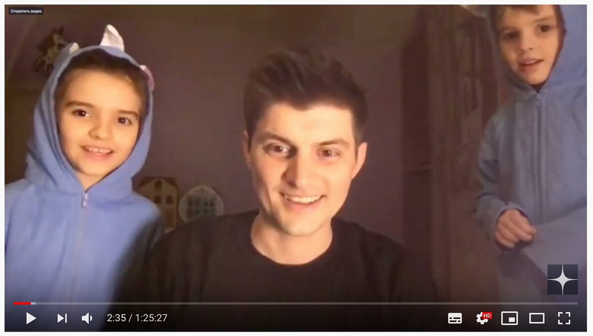 Нет ничего более милого, чем дети, которые врываются в эфир (кто найдёт часы с единорогом, тот большой молодец).