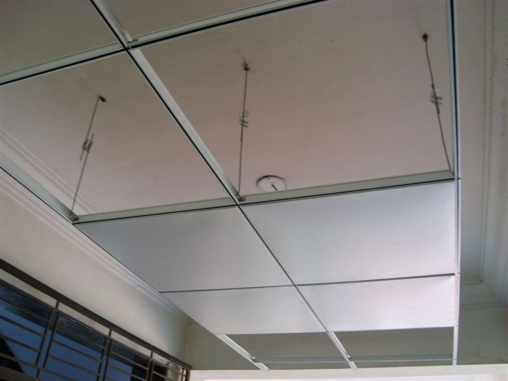 Использование стекла в дизайне потолков и интерьера