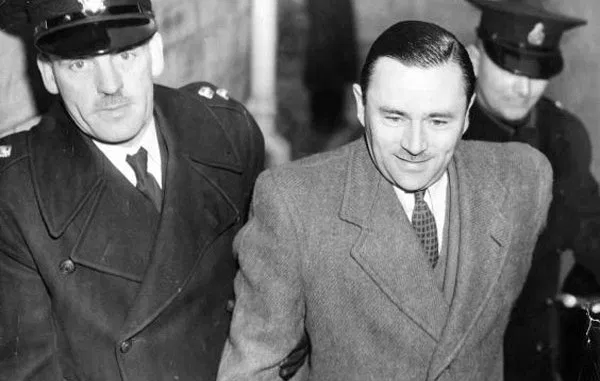 Пресловутый серийный убийца Джон Джордж Хейг, сфотографированный при задержании полицейскими. Фото из интернета.