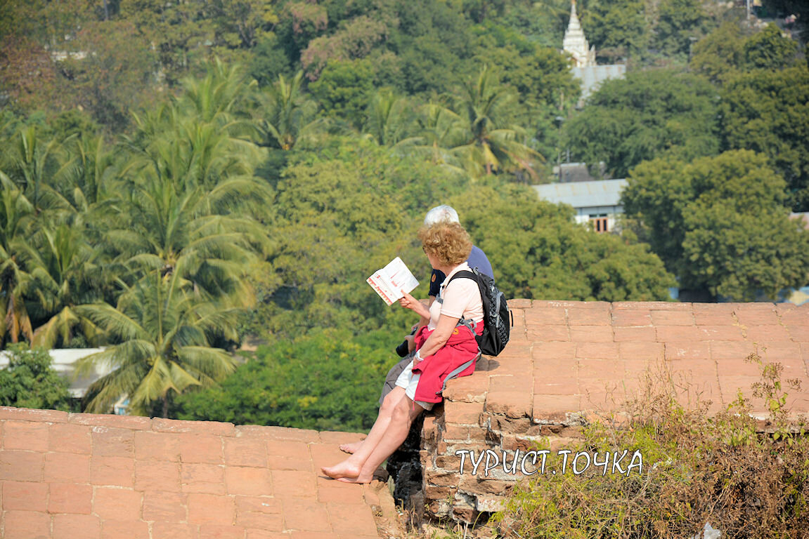 Везде можно встретить немолодых туристов