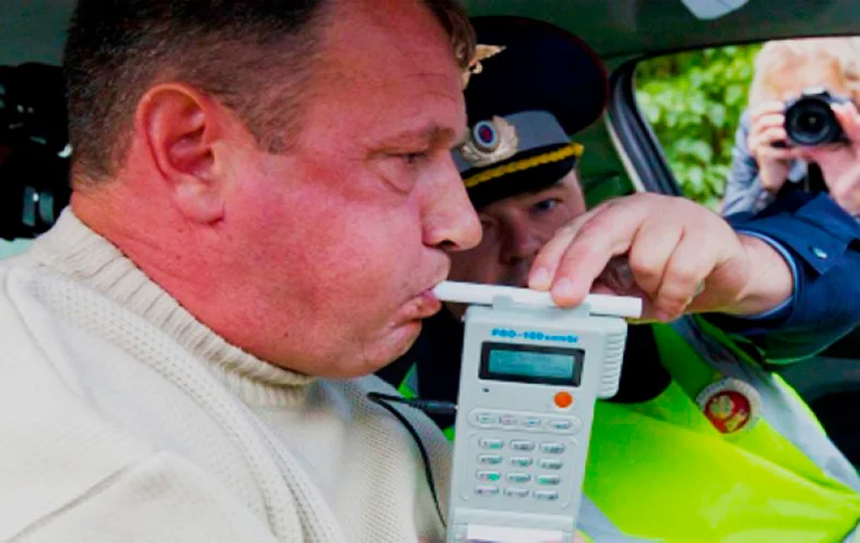 Алкотестер, сотрудник ДПС ГИБДД проверяет человека. Фото: Яндекс.Картинки 