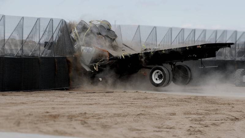 
Система защиты Terrablock от Hesco была разработана в 2017 году и компания планирует в последующие годы создать новые модули. Система позволяет быстро воздвигать защитные барьеры до 4 метров высотой, способные останавливать тяжелые грузовики, едущие на средней скорости
