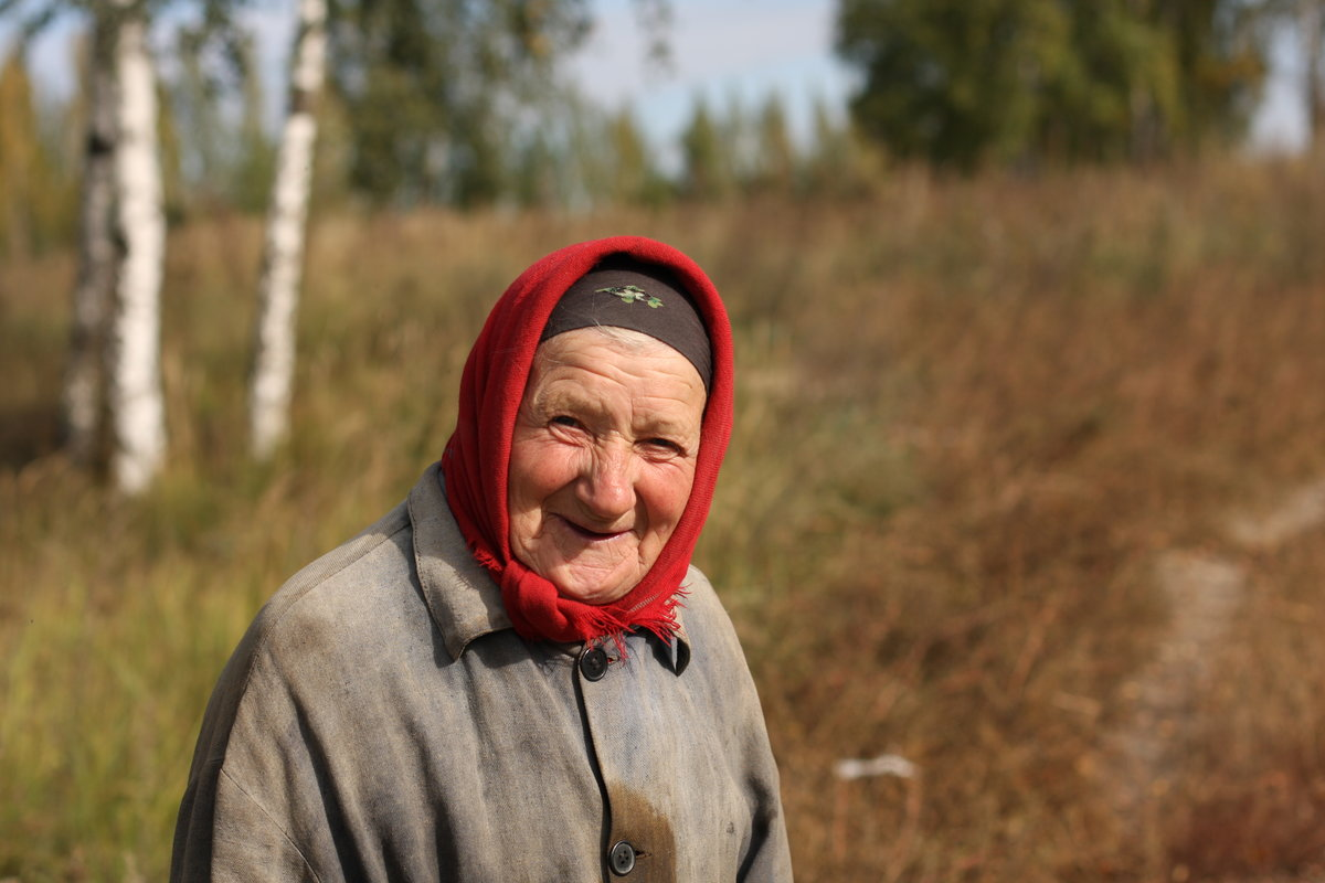 Деревенские пожилые русские бабы. Бабушка. Деревенская бабушка. Бабушка улыбается. Старуха в платке.