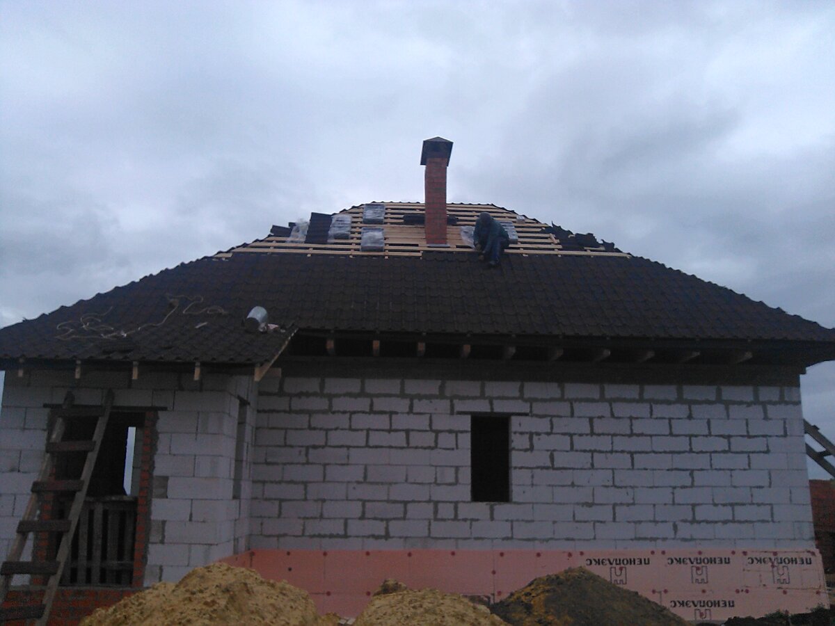 Процесс монтажа "ондувиллы" - уже середина осени. @Горбунов Сергей Канал Самостройщика.