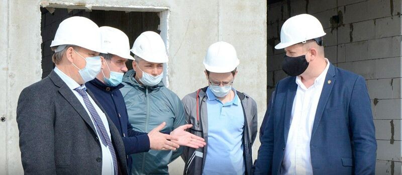 Владимир Вареха проверяет строительство объектов в Кореновске
