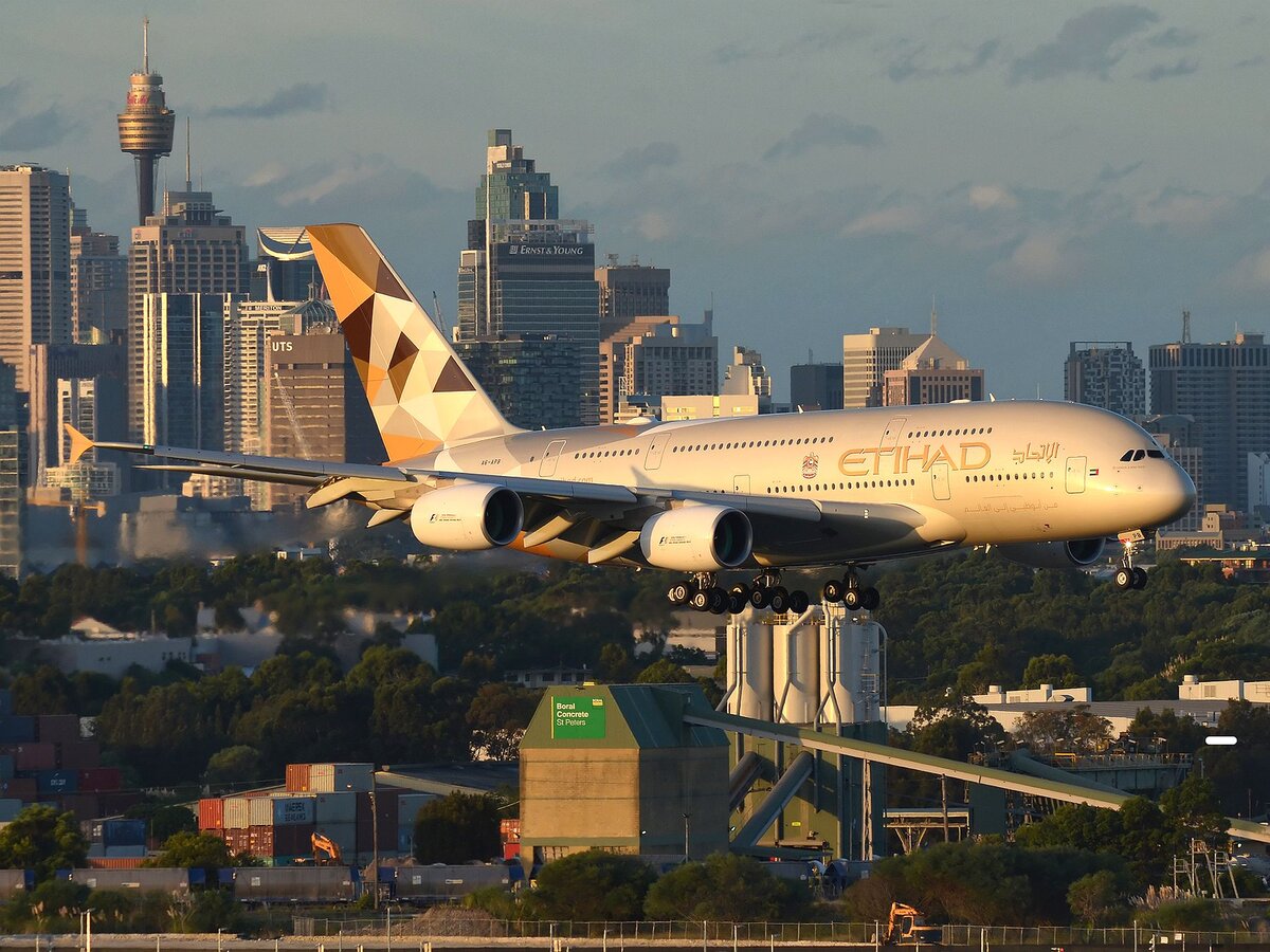 Airbus A380-861 авиакомпании Etihad Airways заходит на посадку в аэропорту Сиднея (SYD); ещё в Нью-Йорк, Лондон и Париж — всего по четырём направлениям летали эти самолёты из Абу-Даби