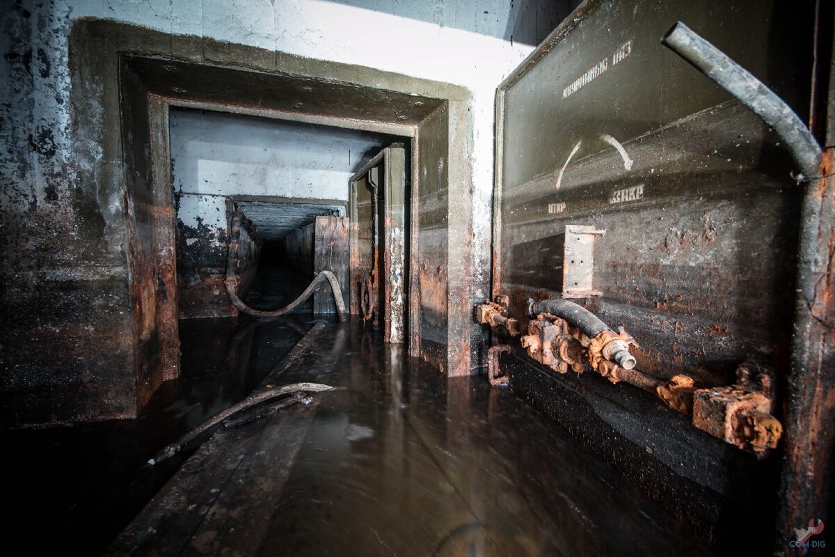 Заброшенное советское бомбоубежище, затопленное по пояс ледяной водой. Мы тут первые гости за несколько десятков лет