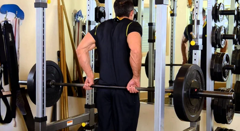 Вертикальная тяга штанги за спиной