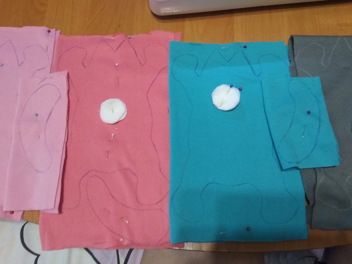 Ткань складываем пополам , чтоб она тянулась по горизонтали размер 50х60. Переносим наши лекала на ткань, скрепляем иголочками.