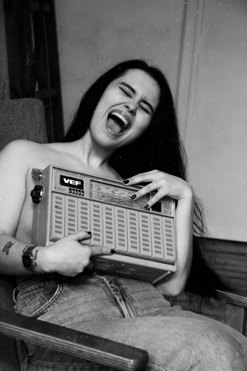 "Ты, как малый ребёнок , орёшь и бесишься , перекладывая всё на "взрослых".