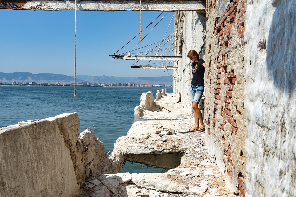 Находиться там небезопасно: металл превращается в крошку, бетон разрушается, повсюду огромные дыры
