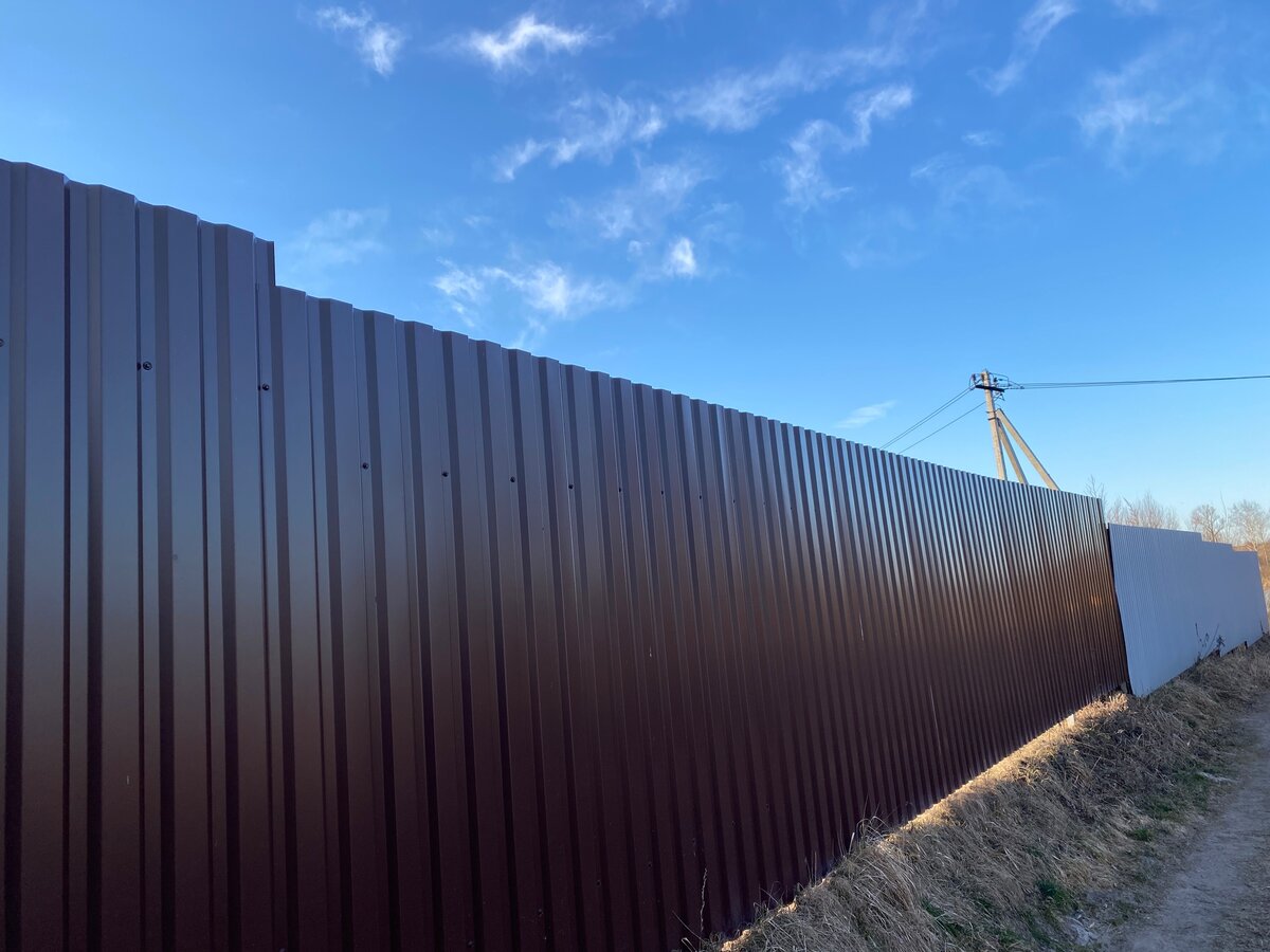 Гардис 2д забор. Ral 7004 евроштакетник. Деревянный забор. Забор профнастил пс20 8004. Забор на неровном участке.