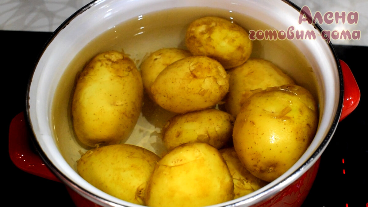 Отварить картофель (по сезону)