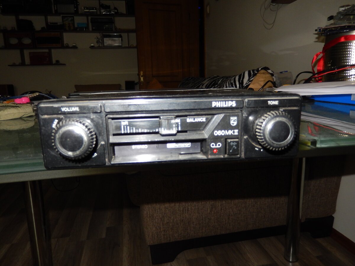 Автомобильный магнитофон плеер Philips MK060-2, модели 1977 года, произведенный в Бельгии.