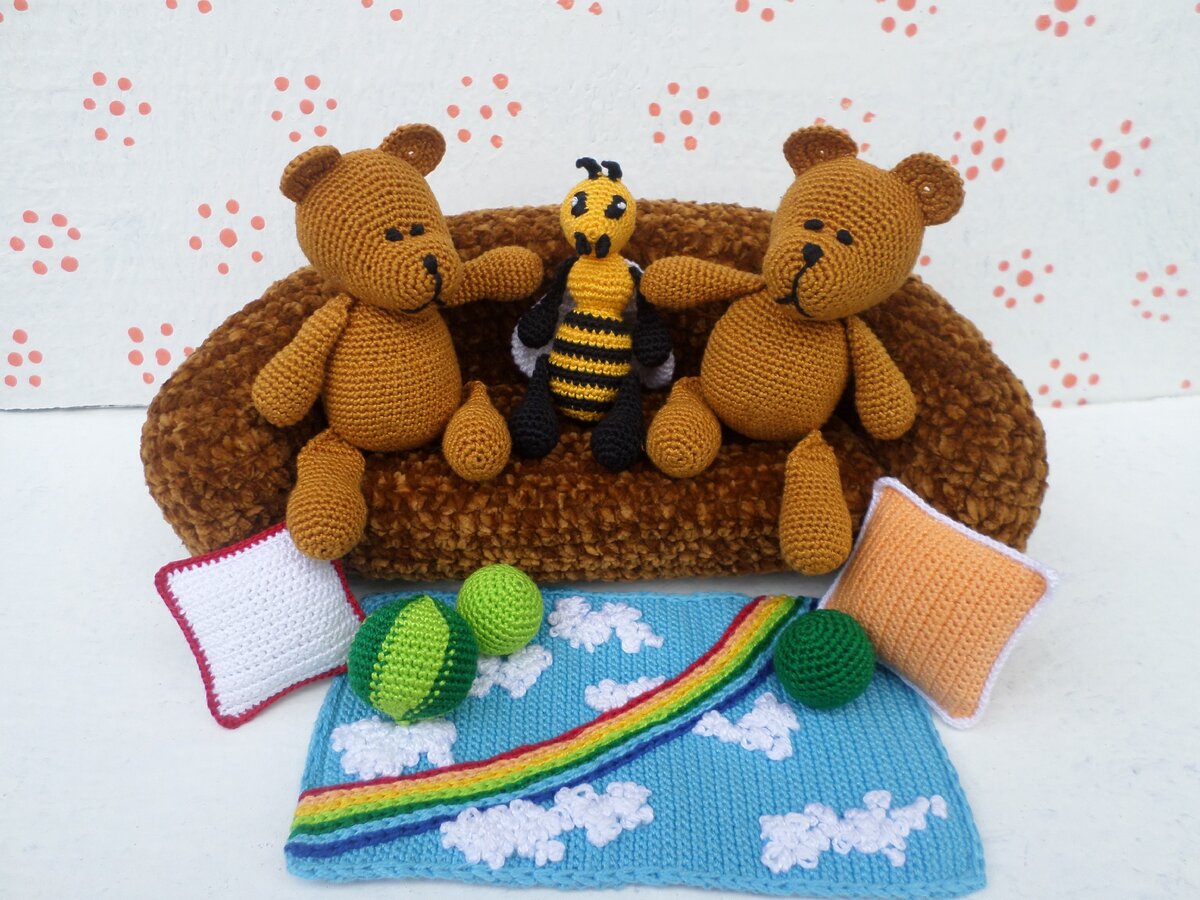 Медвежата и пчелка.