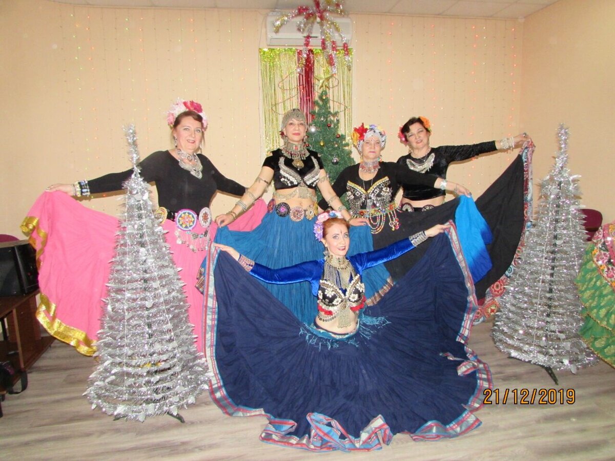 Аня (сидит) и ее девчата (в розовой и черных юбочках). Стоит за Аней Аленушка.
