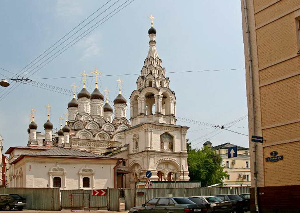 Храм на Колобовском переулке. Храм на Петровке 38. Знаменская Церковь на Петровке.