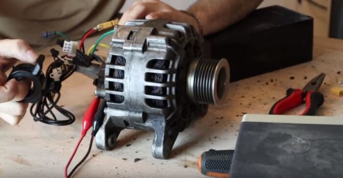 Разбираем тыл генератора. /Фото: youtube.com.