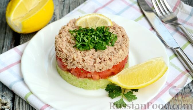 тунец консервированный, авокадо, помидоры, лимон, зелень петрушки, соль