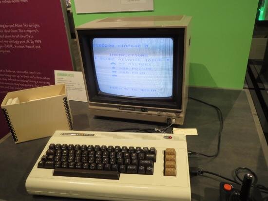 Первый компьютер Илона Маска Commodore VIC-20