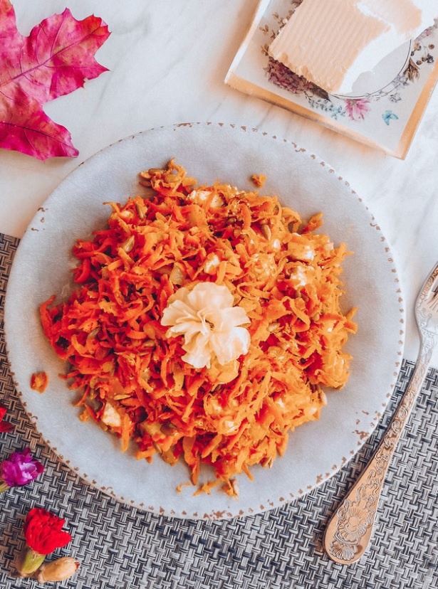 Жареный морковный салат с сыром фета 