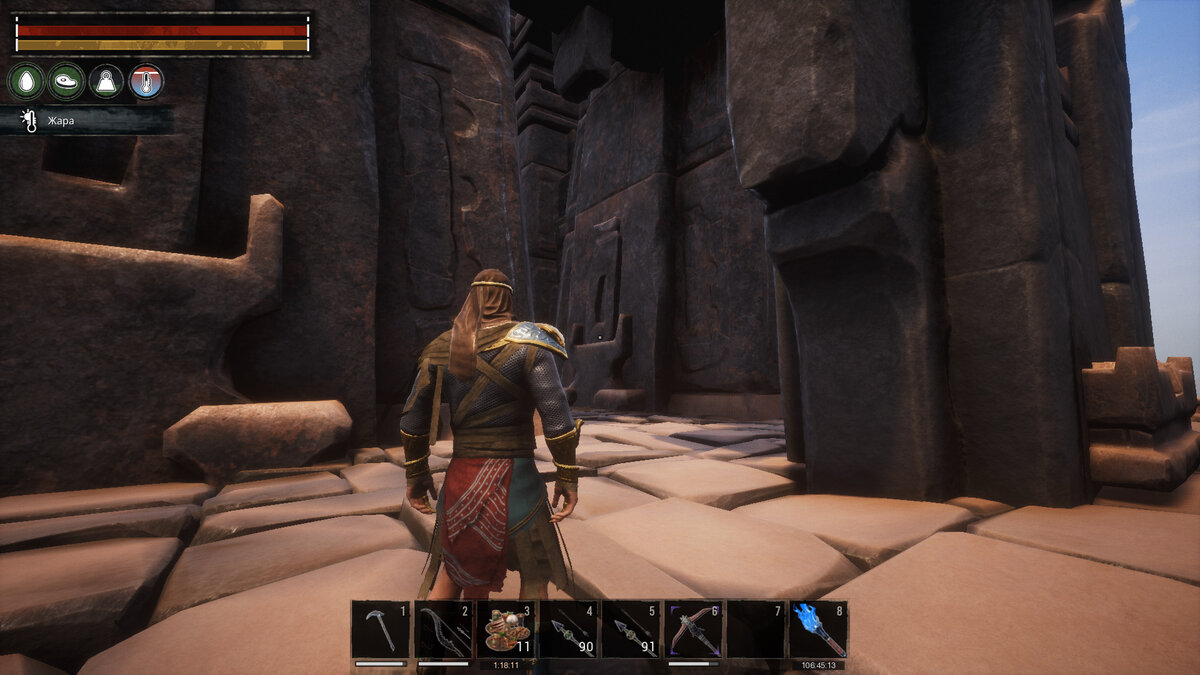 Передняя сторона здания, в самой высокой башне.