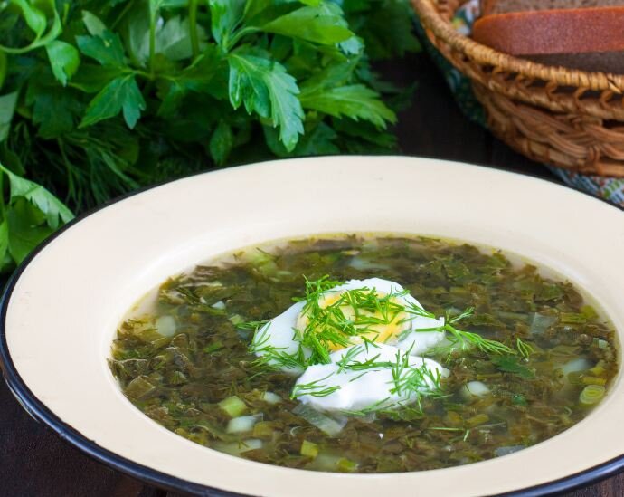 Зелёные щи со щавелём и мясом - Лайфхакер