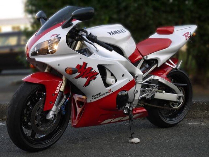 Красно-белая Yamaha R1