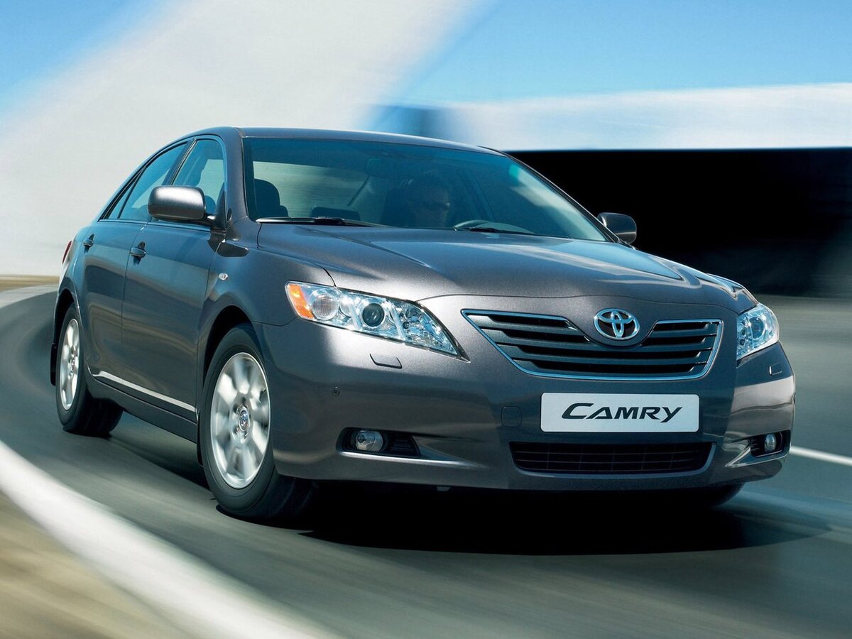 Габаритные размеры новой генерации Camry остались прежними. Внешне модель претерпела значительные изменения в угоду более модным тенденциям. Некоторые улучшения коснулись внутреннего содержимого. Увеличилось свободное пространство для водителя и пассажиров, двери стали шире и открываются на больший угол. Приличных размеров лобовое стекло обеспечивает лучшую обзорность.